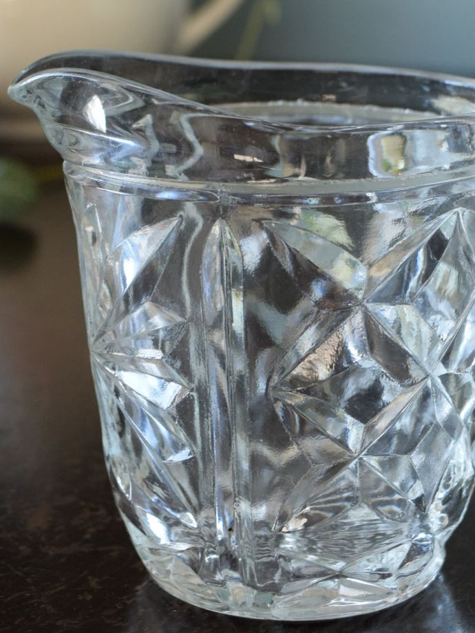 英国アンティークのプレスドグラス、大きなダイヤ形の型押しのガラス