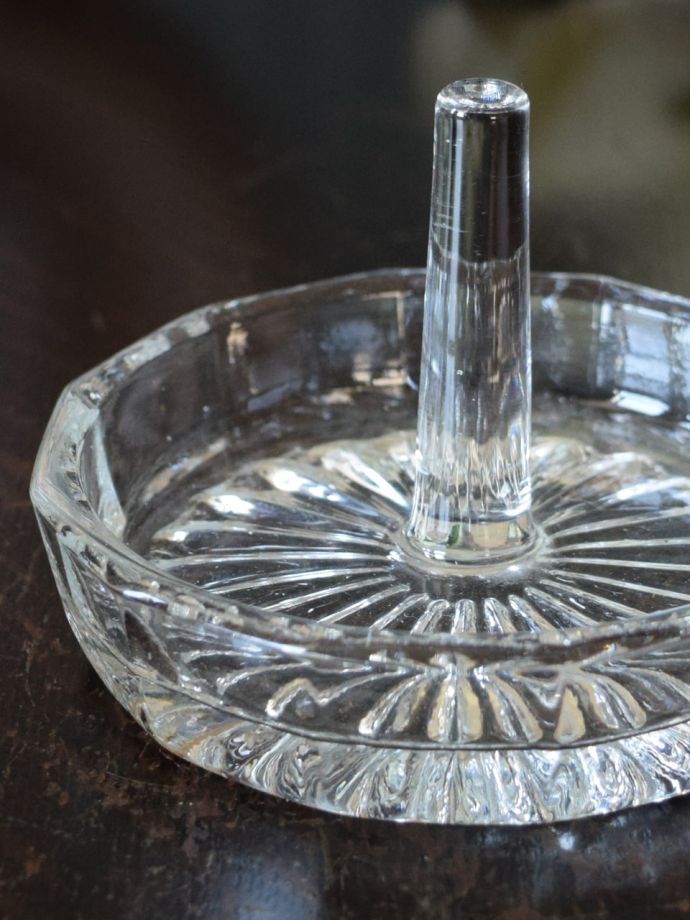 アンティークガラスの雑貨、イギリスで見つけたガラスのリングスタンド