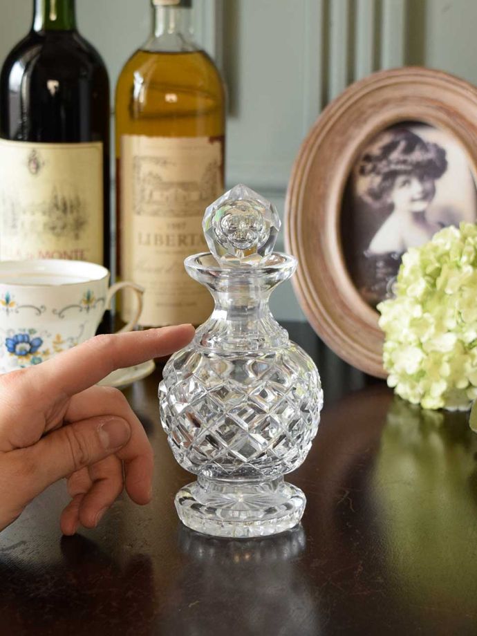 イギリスアンティークガラスの香水瓶、プレスドグラスの美しい