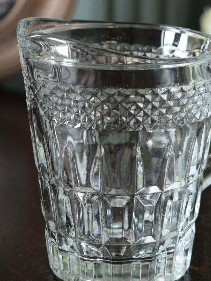 英国アンティークガラスのおしゃれな食器、型押しされたガラス模様が