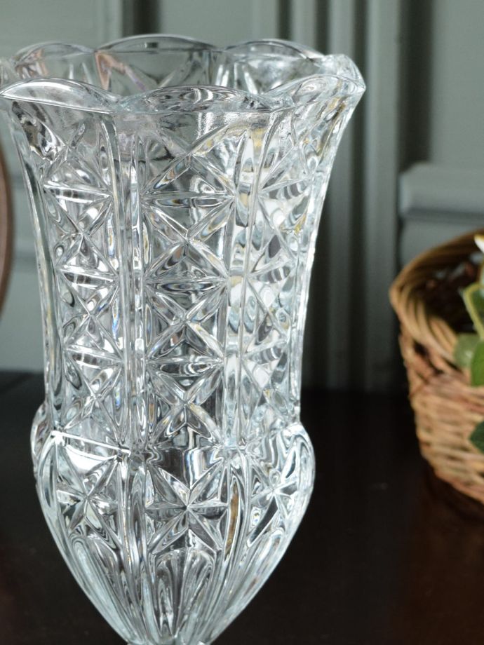 アンティークガラスのフラワーベース、イギリスから届いたプレスドグラスの花瓶