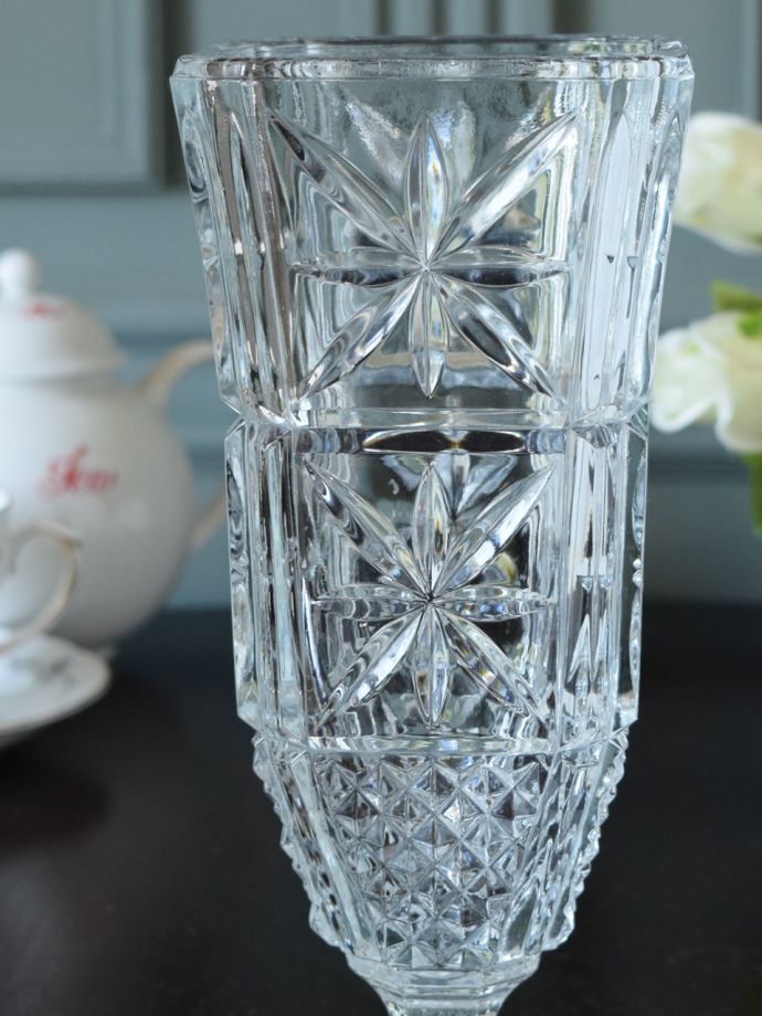 アンティークガラスのフラワーベース、スクエア型のおしゃれな花瓶
