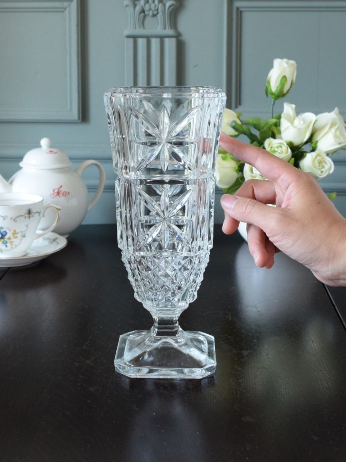 アンティークガラスのフラワーベース、スクエア型のおしゃれな花瓶
