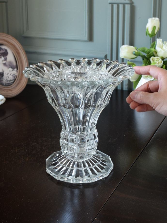 イギリスのアンティークガラスの花器、花留め付きのフラワーベース