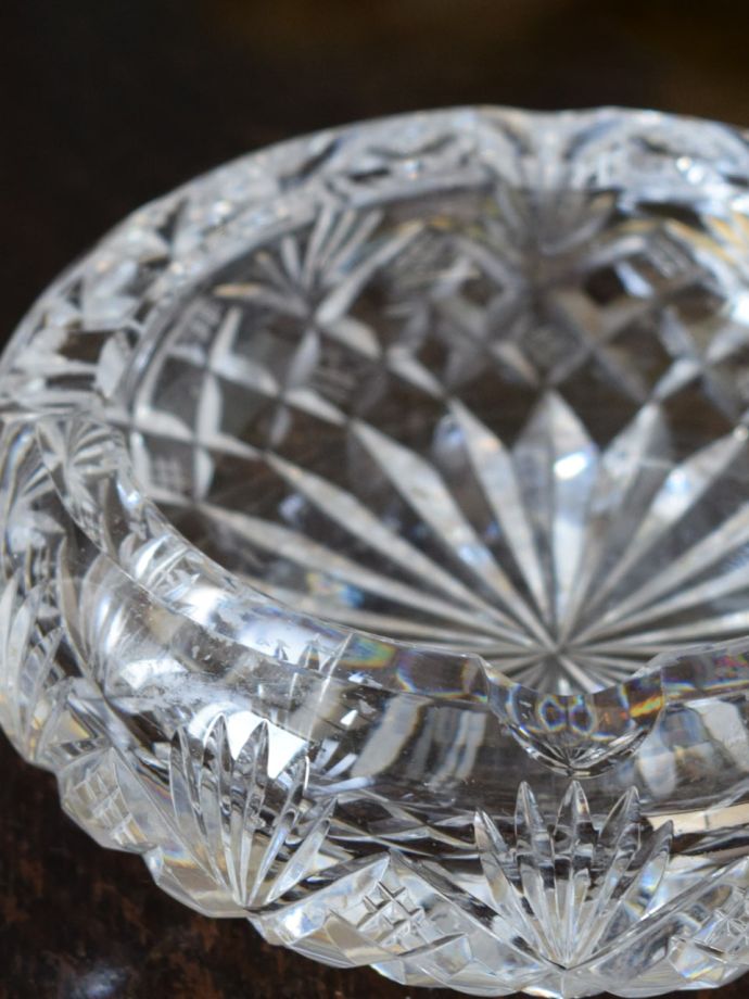 アンティークガラスの灰皿、イギリスで見つけたプレスドグラスのアンティーク雑貨
