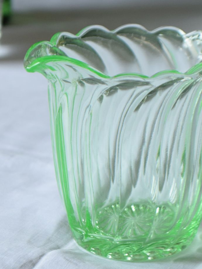 アンティークのガラスのピッチャー、爽やかなグリーン色のガラスのミルクピッチャー