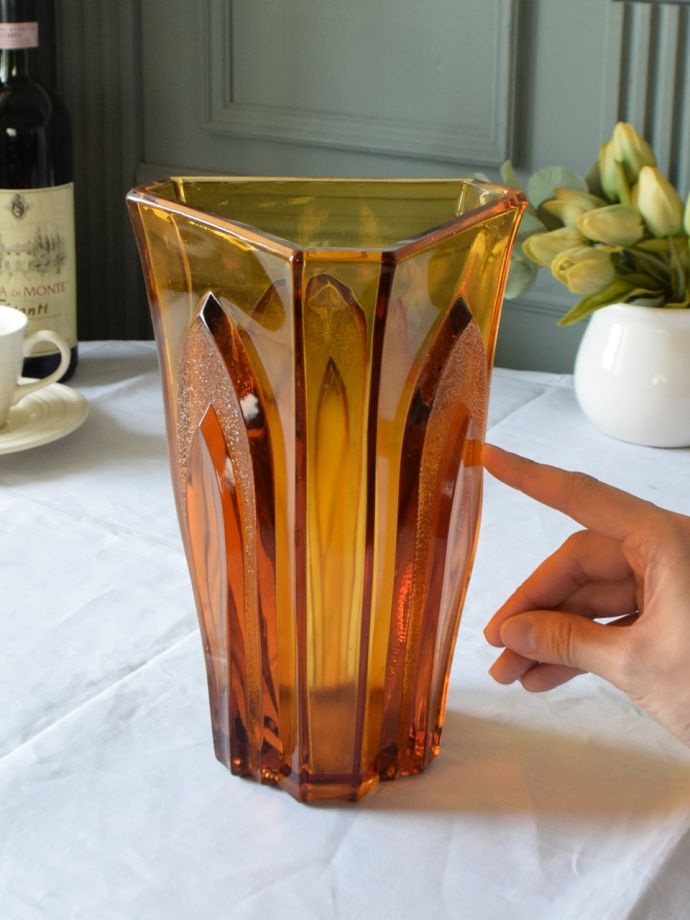 アンティークガラスのアールデコデザインの花器、三角形のおしゃれなフラワーベース