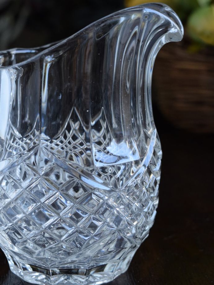 英国アンティークガラスのおしゃれなピッチャー、キラキラ輝くミルクポット