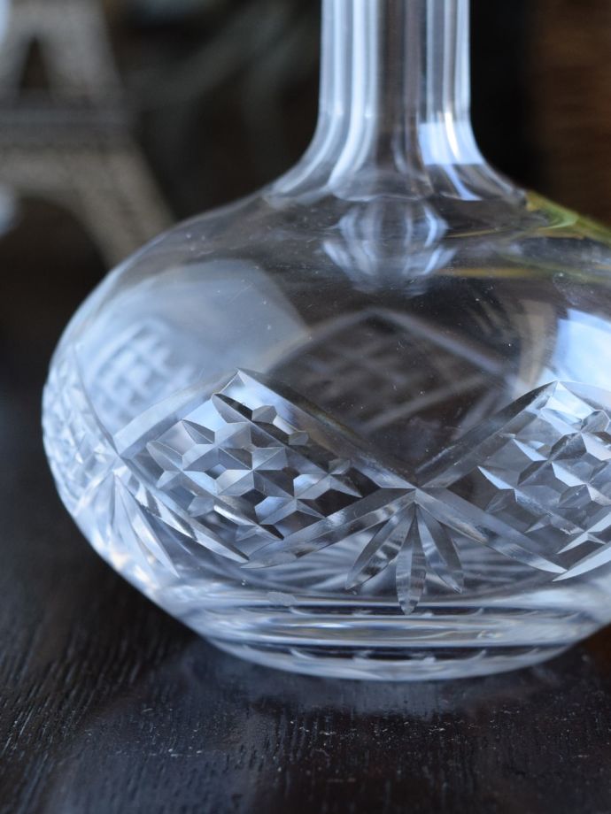 イギリスアンティークガラスの香水瓶、プレスドグラスの美しい 