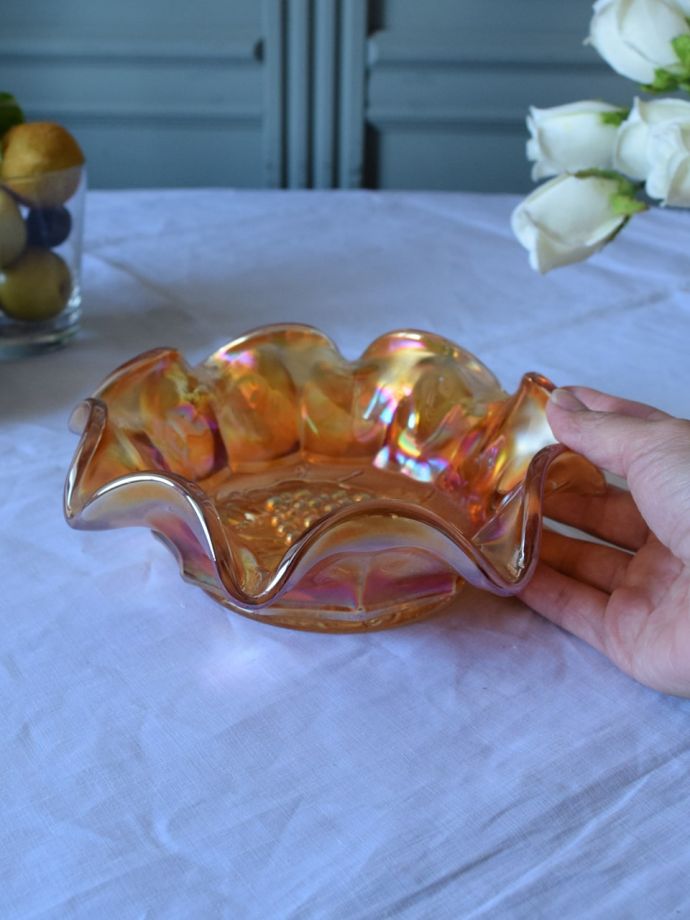 英国で見つけたアンティークガラスのおしゃれな器、カーニバルガラスの 