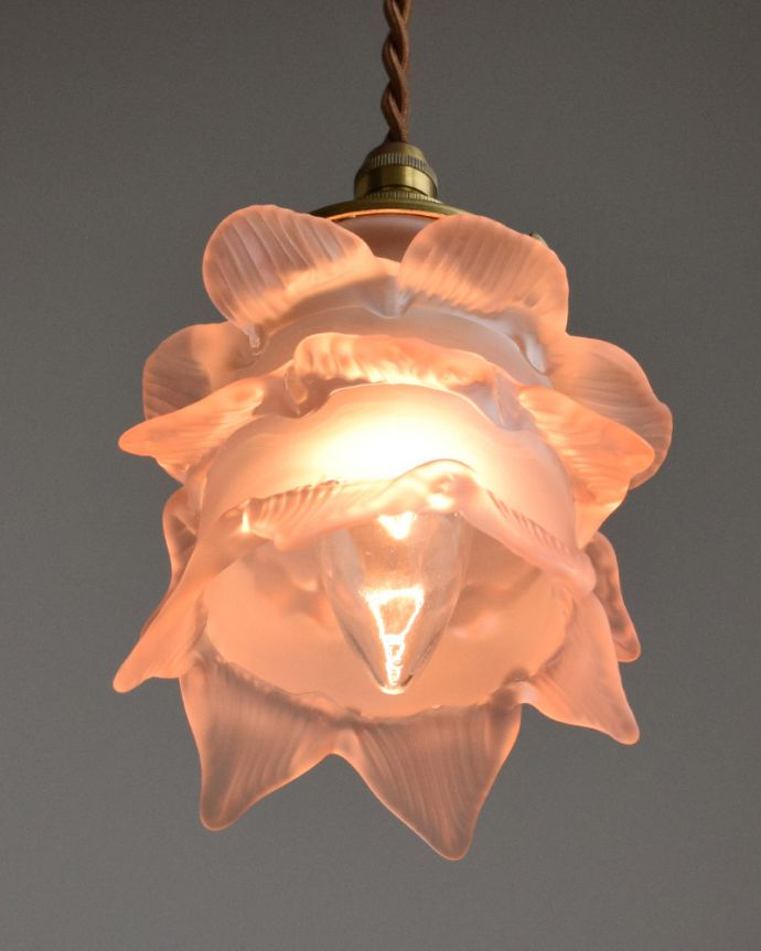 ペンダントライト　照明・ライティング　ピンクのバラのペンダントライト （コード・シャンデリア球・ギャラリーA付き）。明かりをつけた時、温かい光が灯るのでとってもオススメです。(pl-008d)