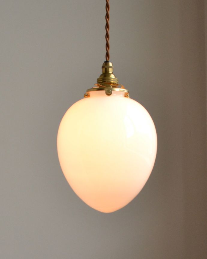 ペンダントライト　照明・ライティング　ミルクガラスボールのペンダントライト（コード・シャンデリア電球・ギャラリーA付き）。キッチンのカウンター部分や、リビングに。(pl-058a)