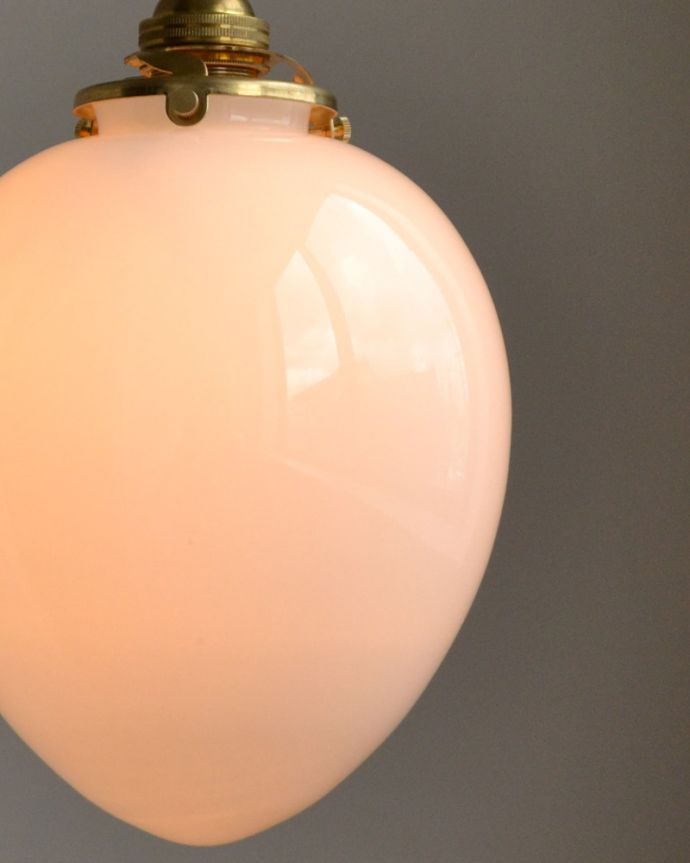 ペンダントライト　照明・ライティング　ミルクガラスボールのペンダントライト（コード・シャンデリア電球・ギャラリーA付き）。シェードから漏れる光に癒されます。(pl-058a)