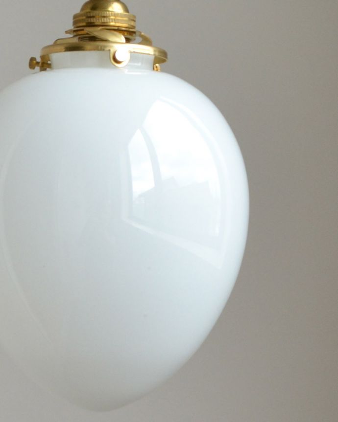 ペンダントライト　照明・ライティング　ミルクガラスボールのペンダントライト（コード・シャンデリア電球・ギャラリーA付き）。日中もお部屋の可愛いポイントになります。(pl-058a)
