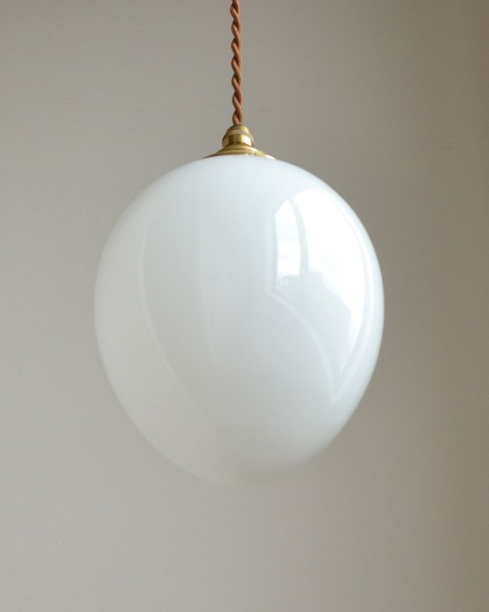 ペンダントライト　照明・ライティング　ミルクガラスボールのペンダントライト（コード・シャンデリア電球・ギャラリーA付き）。下から見上げるとこんな感じです。(pl-058a)