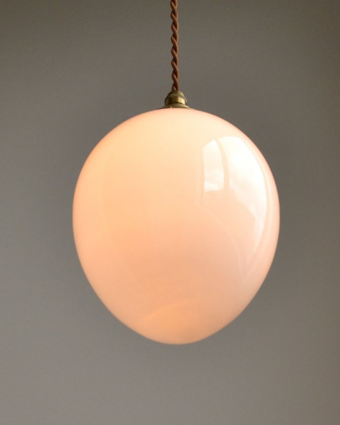ペンダントライト　照明・ライティング　ミルクガラスボールのペンダントライト（コード・シャンデリア電球・ギャラリーA付き）。可愛いミルクガラスからポッと優しい光が灯ります。(pl-058a)