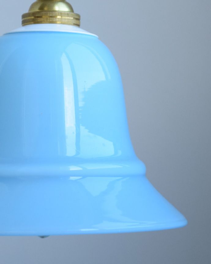 ペンダントライト　照明・ライティング　ミルクガラス（ブルー）のペンダントライト（コード・シャンデリア電球・白リング２枚付き） 。日中もお部屋の可愛いポイントになります。(pl-060a)
