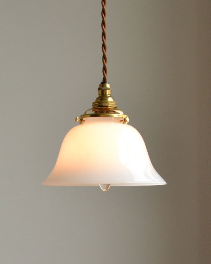 ペンダントライト　照明・ライティング　ミルクガラスのシンプルなペンダントライト（コード・シャンデリア電球・ギャラリーA付き）。キッチンのカウンター部分や、リビングに。(pl-066)