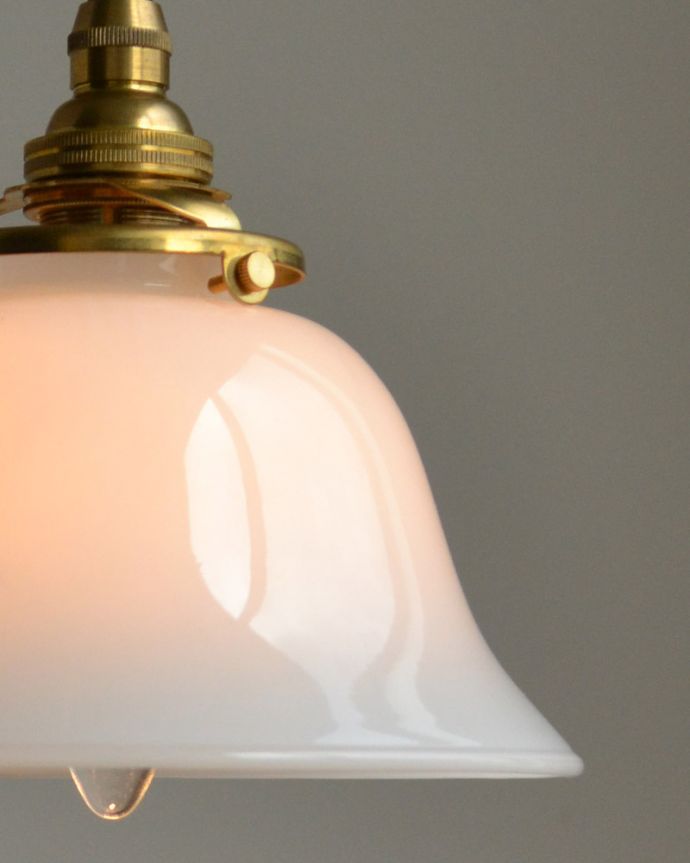 ペンダントライト　照明・ライティング　ミルクガラスのシンプルなペンダントライト（コード・シャンデリア電球・ギャラリーA付き）。シェードから漏れる光に癒されます。(pl-066)