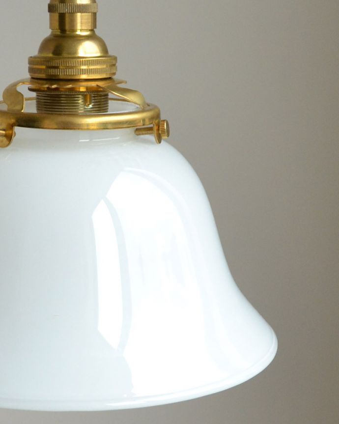 ペンダントライト　照明・ライティング　ミルクガラスのシンプルなペンダントライト（コード・シャンデリア電球・ギャラリーA付き）。日中もお部屋の可愛いポイントになります。(pl-066)