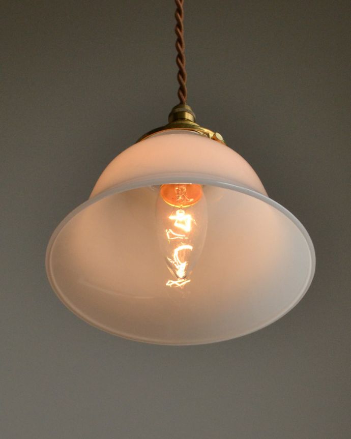 ペンダントライト　照明・ライティング　ミルクガラスのシンプルなペンダントライト（コード・シャンデリア電球・ギャラリーA付き）。可愛いミルクガラスからポッと優しい光が灯ります。(pl-066)