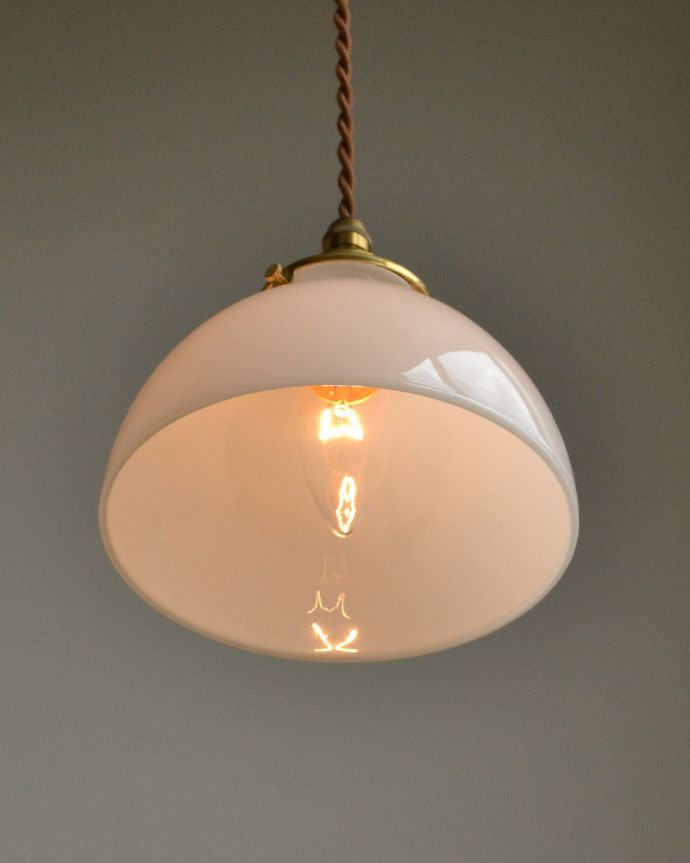 ペンダントライト　照明・ライティング　ふんわりやさしいミルクガラスのペンダントライト（コード・シャンデリア電球・ギャラリーA付き）。可愛いミルクガラスからポッと優しい光が灯ります。(pl-067)
