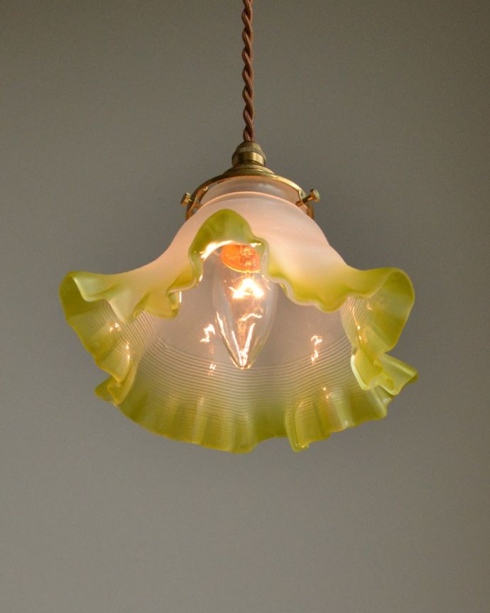 ペンダントライト　照明・ライティング　レモンイエローのペンダントライト （コード・シャンデリア電球・ギャラリーA付き）。可愛いミルクガラスからポッと優しい光が灯ります。(pl-071)