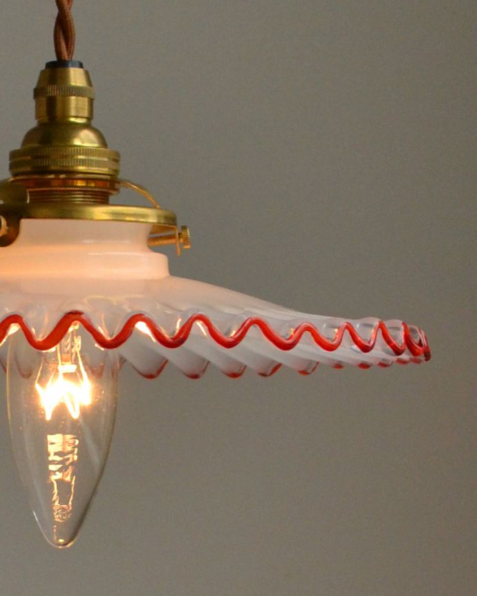 ペンダントライト　照明・ライティング　赤いラインが可愛いフレンチフリルシェード、ペンダントライト（コード・シャンデリア電球・ギャラリーA付き）。シェードから漏れる光に癒されます。(pl-077)