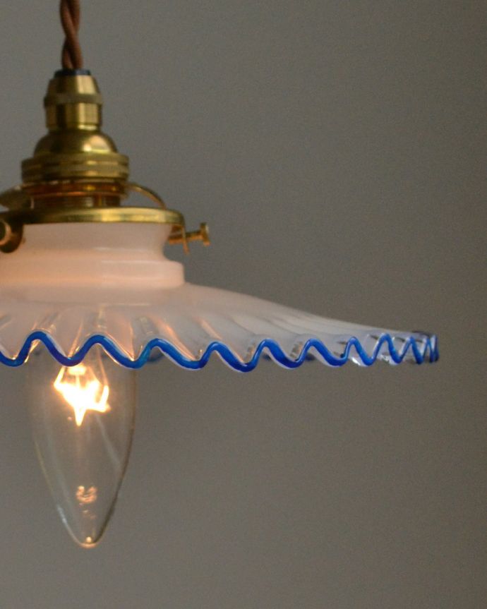 ペンダントライト　照明・ライティング　ブルーラインのフレンチフリルシェード、ペンダントライト（コード・シャンデリア電球・ギャラリーA付き）。シェードから漏れる光に癒されます。(pl-078)