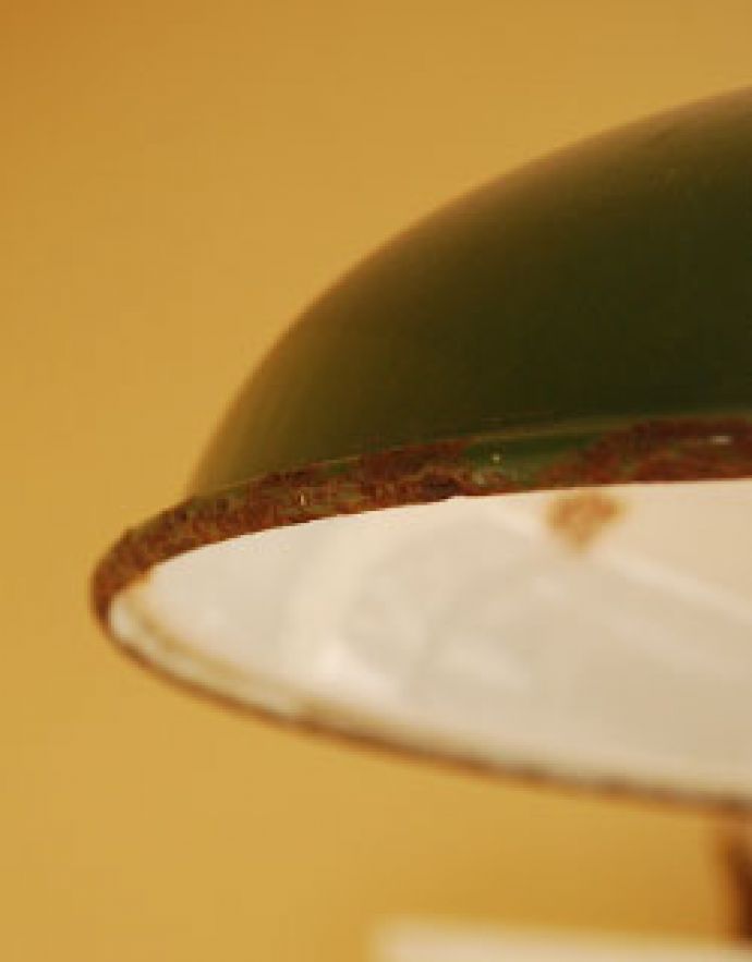 照明・ライティング　ビンテージのホウロウペンダント（コード・シャンデリア電球付き）。シェードは、アンティークのホーローのためキズ、汚れが付いています。(pl-079)