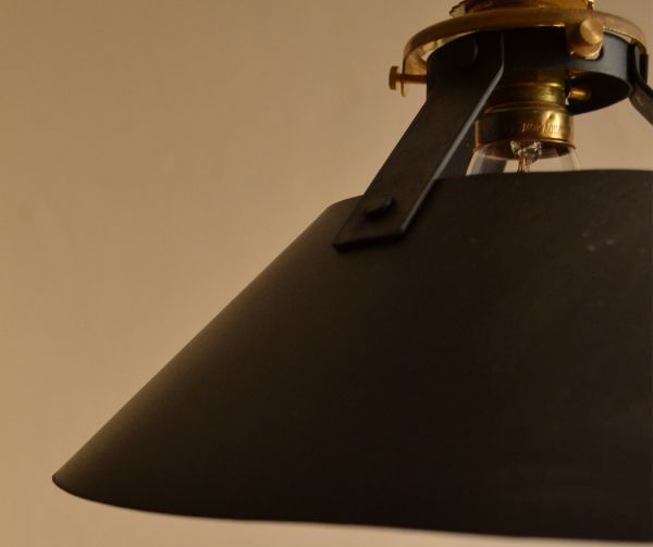 ペンダントライト　照明・ライティング　アイアン製ペンダントライト（ブラック）（コード・シャンデリア電球・ギャラリーA付き）。シェードは、手作りのため多少、誤差があったり、気泡やキズ、汚れが入っている場合もあります。(pl-086)