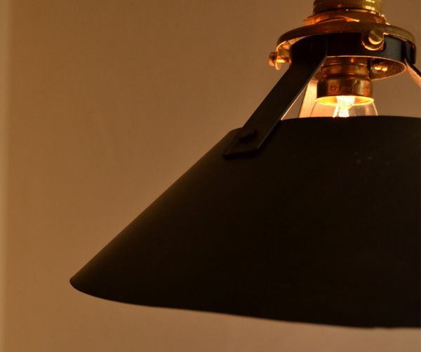 ペンダントライト　照明・ライティング　アイアン製ペンダントライト（ブラック）（コード・シャンデリア電球・ギャラリーA付き）。シェードから漏れる光に癒されます。(pl-086)