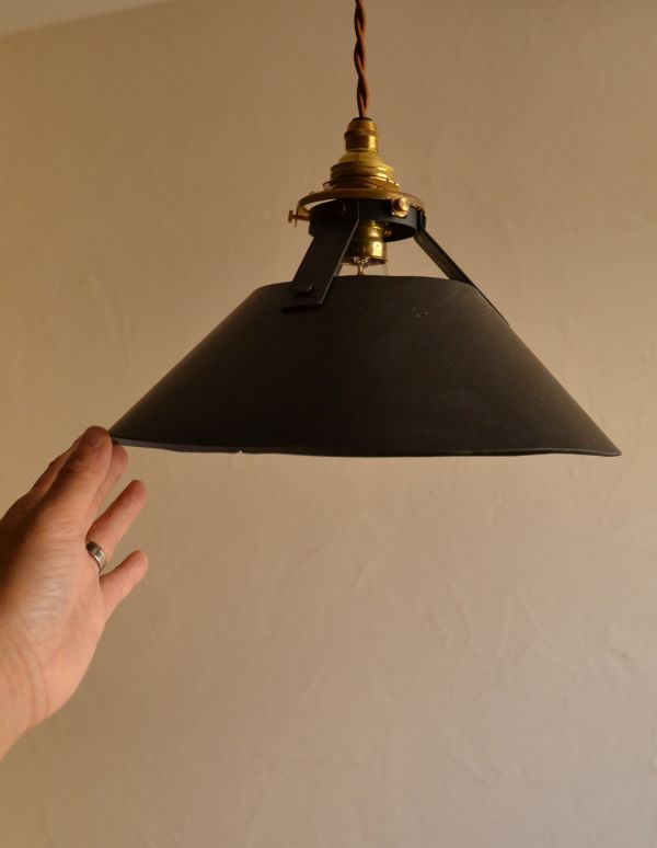 ペンダントライト　照明・ライティング　アイアン製ペンダントライト（ブラック）（コード・シャンデリア電球・ギャラリーA付き）。シックなブラックに上からのぞく灯りがポイントです。(pl-086)