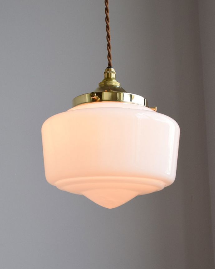ペンダントライト　照明・ライティング　ミルクガラスボール×真鍮　ペンダントライト（コード・シャンデリア電球・ギャラリーE付き）。キッチンのカウンター部分や、リビングに。(pl-087)