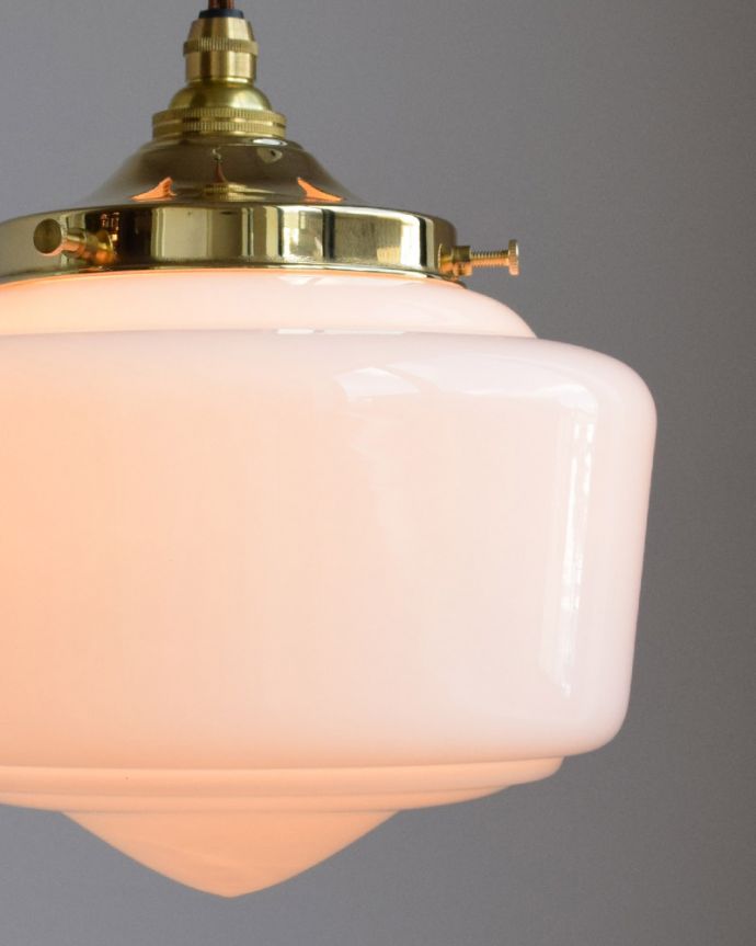 ペンダントライト　照明・ライティング　ミルクガラスボール×真鍮　ペンダントライト（コード・シャンデリア電球・ギャラリーE付き）。シェードから漏れる光に癒されます。(pl-087)