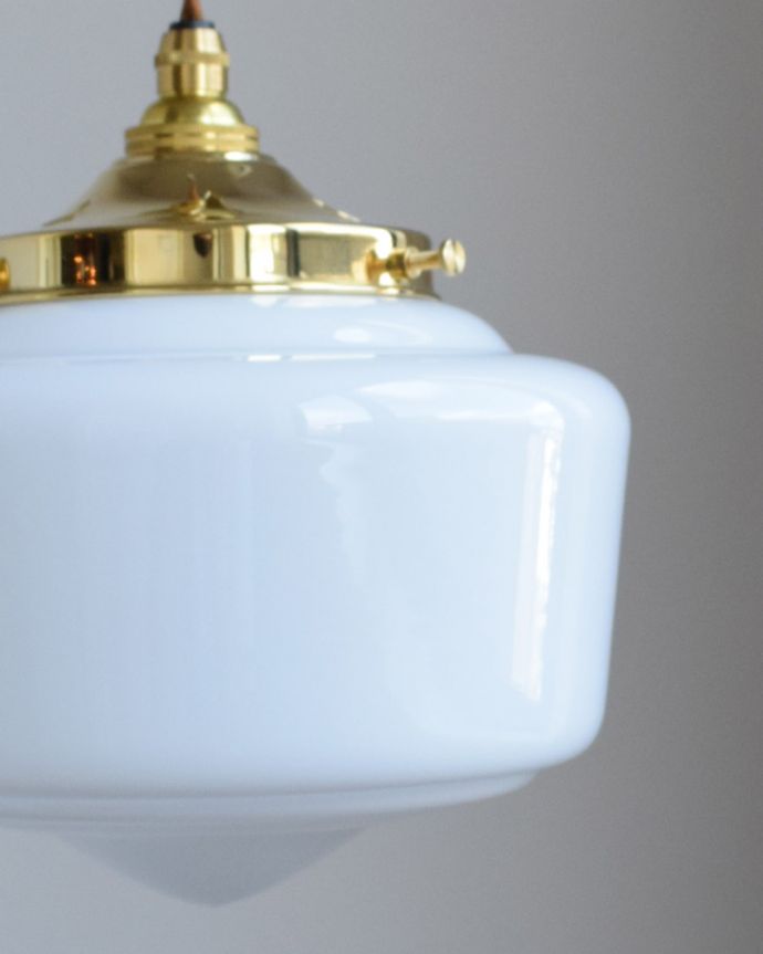 ペンダントライト　照明・ライティング　ミルクガラスボール×真鍮　ペンダントライト（コード・シャンデリア電球・ギャラリーE付き）。日中もお部屋の可愛いポイントになります。(pl-087)
