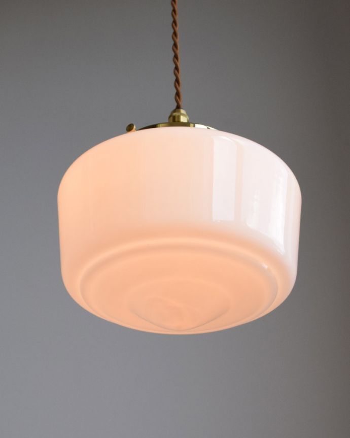 ペンダントライト　照明・ライティング　ミルクガラスボール×真鍮　ペンダントライト（コード・シャンデリア電球・ギャラリーE付き）。可愛いミルクガラスからポッと優しい光が灯ります。(pl-087)