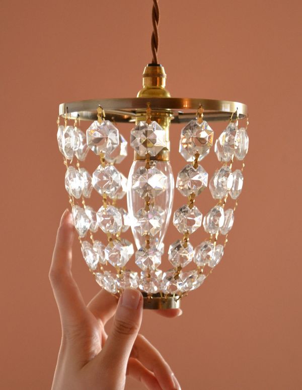 ペンダントライト　照明・ライティング　ガラスアクセサリーがキラキラ輝くペンダントライト（コード・シャンデリア電球・ギャラリーなし）。ガラスのアクセサリーがキラキラと美しいです。(pl-106)
