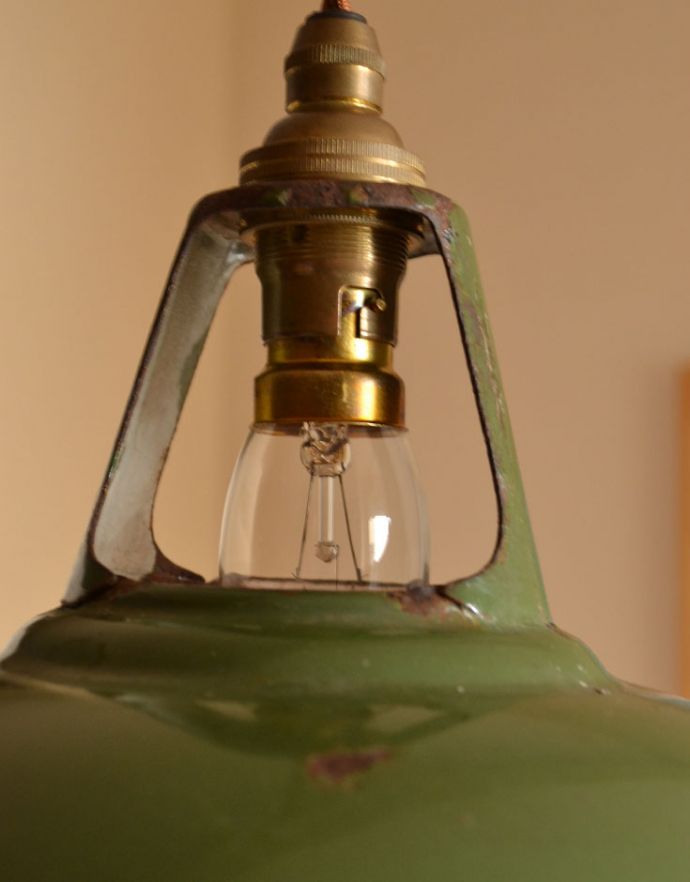 照明・ライティング　オリーブグリーンのアンティークホーローペンダントライト（コード・シャンデリア電球付き）。シェードは、アンティークのホーローのためキズ、汚れが付いています。(pl-110)