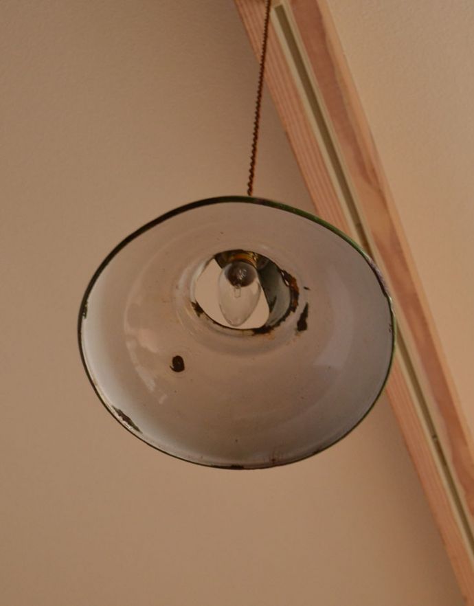 照明・ライティング　オリーブグリーンのアンティークホーローペンダントライト（コード・シャンデリア電球付き）。内側はホワイトなので、光が反射します。(pl-110)