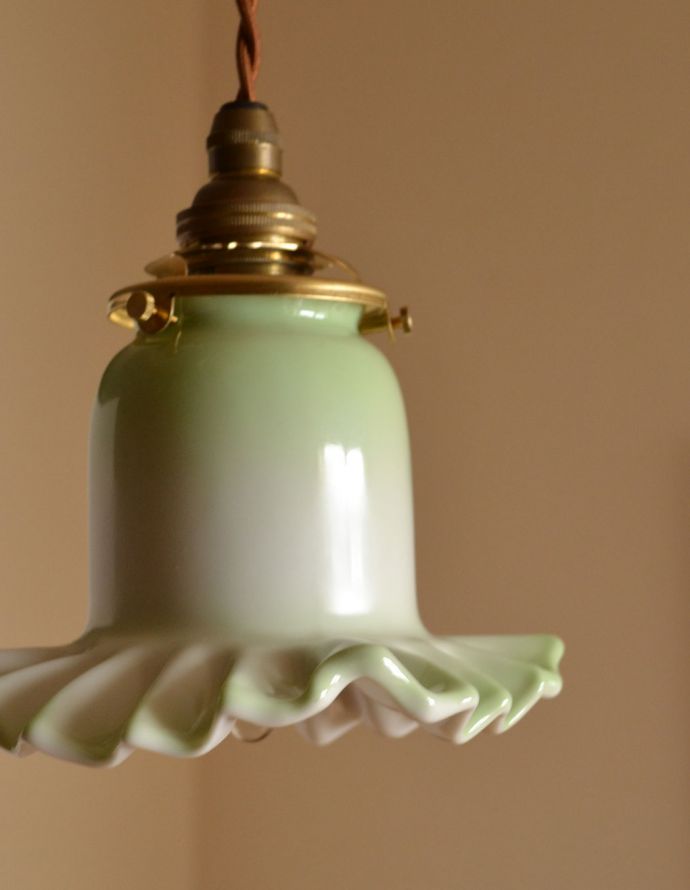 照明・ライティング　陶器のフリルシェード　ミルクグリーンのペンダントライト（コード・シャンデリア電球・ギャラリーA付き）。キッチンのカウンター部分や、リビングに。(pl-113)