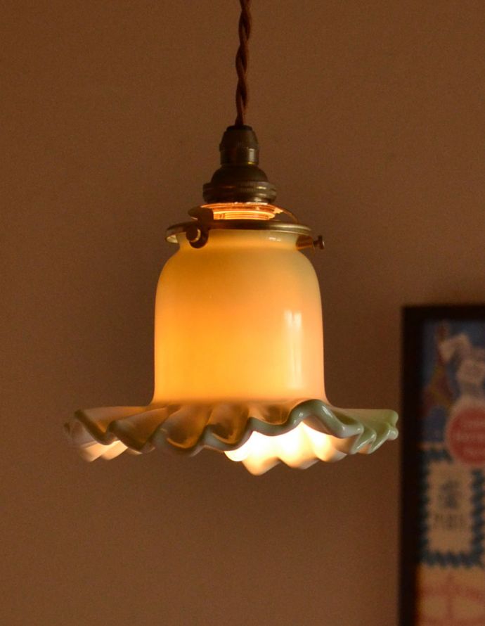 照明・ライティング　陶器のフリルシェード　ミルクグリーンのペンダントライト（コード・シャンデリア電球・ギャラリーA付き）。光を通すとなんとも言えないステキな雰囲気でお部屋を照らしてくれます。(pl-113)