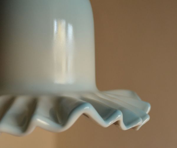 照明・ライティング　陶器のフリルシェード　ミルクブルーのペンダントライト（コード・シャンデリア電球・ギャラリーA付き）。シェードは、手作りのため多少、誤差があったり、気泡やキズ、汚れが入っている場合もあります。(pl-114)