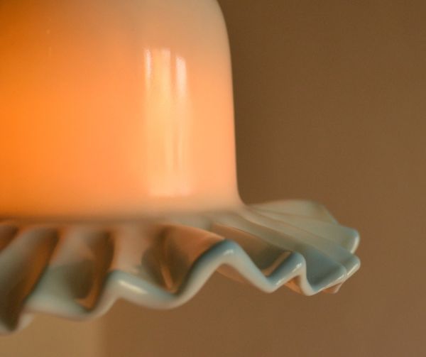 照明・ライティング　陶器のフリルシェード　ミルクブルーのペンダントライト（コード・シャンデリア電球・ギャラリーA付き）。シェードから漏れる光に癒されます。(pl-114)