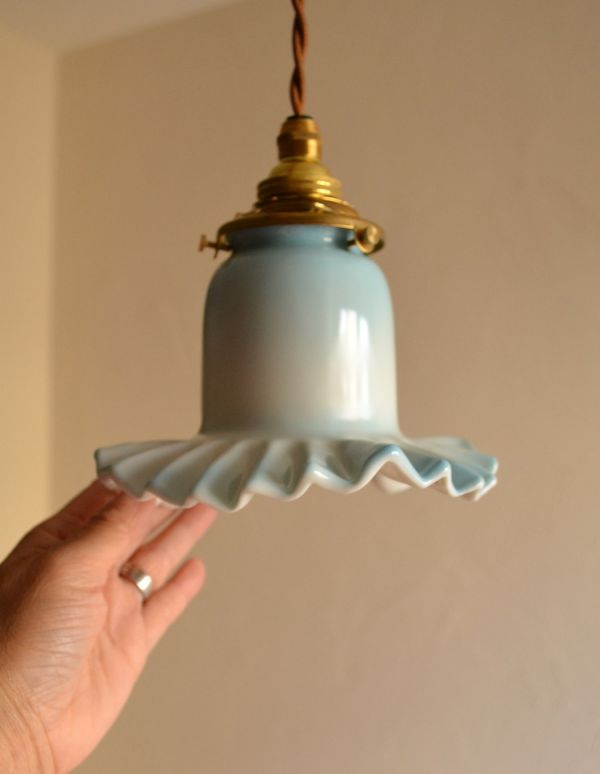 照明・ライティング　陶器のフリルシェード　ミルクブルーのペンダントライト（コード・シャンデリア電球・ギャラリーA付き）。淡いミルクブルーのフリルが可愛いデザインです。(pl-114)