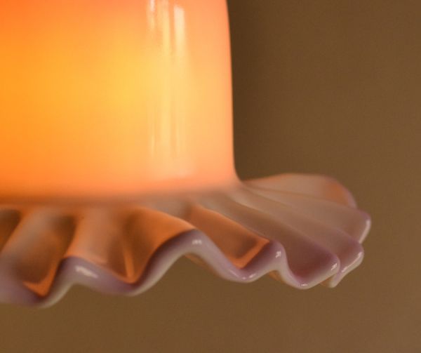 ペンダントライト　照明・ライティング　陶器のフリルシェード　ラベンダーミルクのペンダントライト（コード・シャンデリア電球・ギャラリーA付き）。シェードから漏れる光に癒されます。(pl-115)