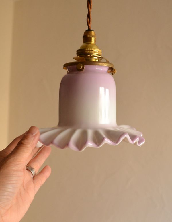 ペンダントライト　照明・ライティング　陶器のフリルシェード　ラベンダーミルクのペンダントライト（コード・シャンデリア電球・ギャラリーA付き）。ラベンダーミルク色のフリルが可愛くてお洒落ですね。(pl-115)