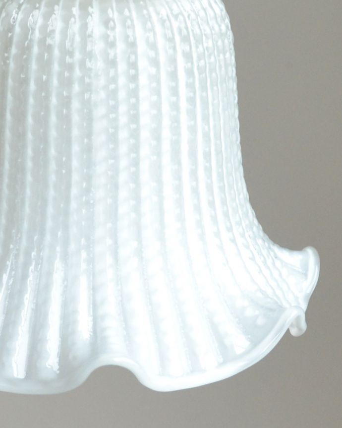 ペンダントライト　照明・ライティング　小さくて可愛いホワイトガラスのペンダントライト（コード・シャンデリア球・ギャラリーA付き）。裾のフリルがとっても可愛らしいです。(pl-117)