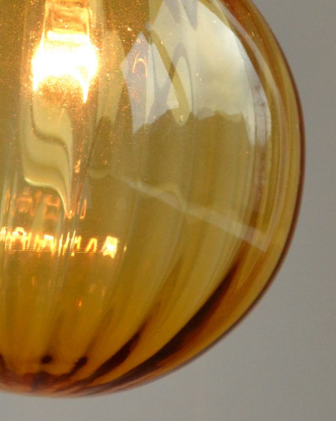 ペンダントライト　照明・ライティング　ストライプ入りのガラスボール（アンバー）、ペンダントライト（コード・シャンデリア球・ギャラリーA付き）。シェードから漏れる光に癒されます。(pl-120)