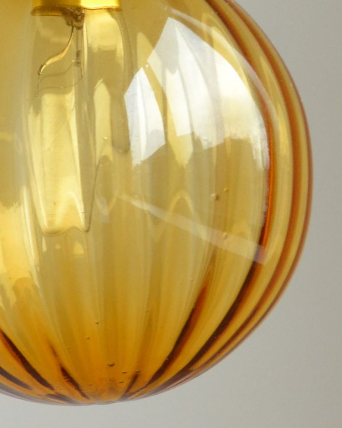 ペンダントライト　照明・ライティング　ストライプ入りのガラスボール（アンバー）、ペンダントライト（コード・シャンデリア球・ギャラリーA付き）。透明なガラスに入った縦のラインは、独特の光の表情を楽しむことができます。(pl-120)